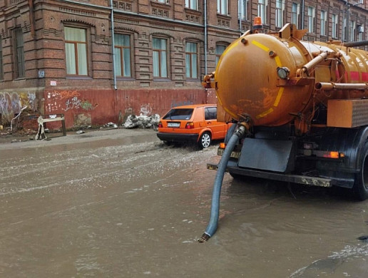 Порядка 300 кубов талых вод уже откачали с ивановских улиц